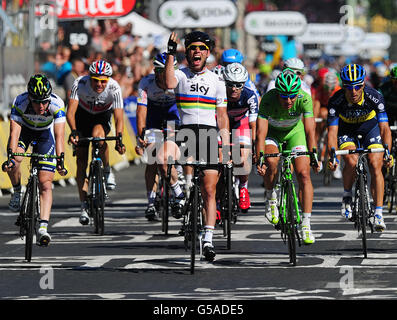 Der britische Mark Cavendish von Sky Pro Racing feiert, als er die Linie überquert, um die Etappe 20 der Yhe 2012 Tour de France in Paris, Frankreich, zu gewinnen. Stockfoto