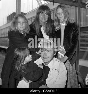 Schauspieler Simon ward und seine Frau Alexandra, Mitte, und Töchter Claudia, Zehn, Kitty, zwei und Sophie, rechts, 14, am Flughafen Heathrow, als sie ihn nach New York sehen wollten, wo er in einem Theaterstück mit dem Titel „Metting by the River“ auftreten wird. Sophie ward wurde auch Schauspieler, und Kitty ward ist mit dem Komiker Michael McIntyre verheiratet. Stockfoto