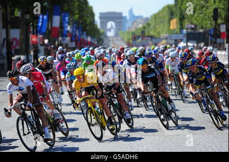 Bradley Wiggins von Sky Pro Racing (gelbes Trikot) aus Großbritannien, gefolgt von Teamkollege Mark Cavendish, während der 20. Etappe zwischen Brambouillet und Paris, Frankreich. Stockfoto