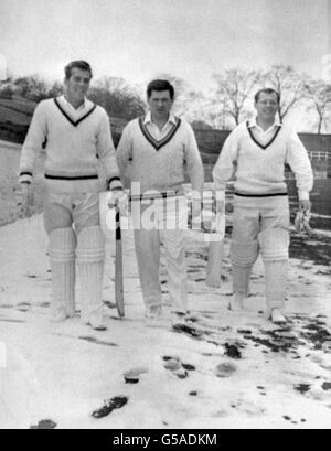 Vor ein paar Wochen hat Yorkshire-Cricketspieler Geoff Boykott (rechts) im Sonnenschein Australiens zugeschlagen. Heute durchstreift er mit seinen Teamkollegen Jimmy Binks (Mitte) und Don Wilson den Schnee für Yorkshire's erstes Training auf dem Gelände der Bradford Park Avenue, um sich auf die kommende Saison vorzubereiten. Stockfoto