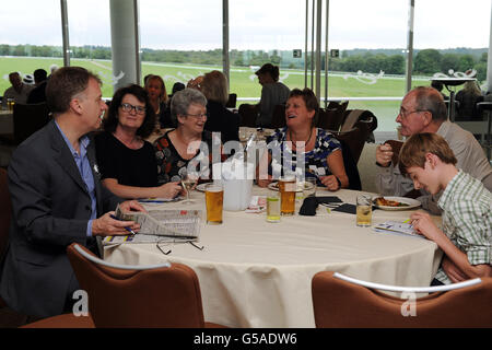 Pferderennen - Epsom Live! Mit Razorlight - Epsom Downs Racecourse. Rennfahrer genießen die Gastfreundschaft im Jockey Club in Epsom Downs Stockfoto