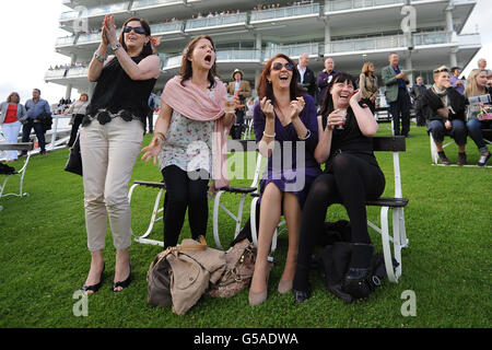 Pferderennen Sie-Epsom Live! mit Razorlight - Epsom Downs Racecourse Stockfoto