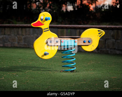 Eine rockende Ente auf dem Spielplatz von einem öffentlichen Park. Stockfoto