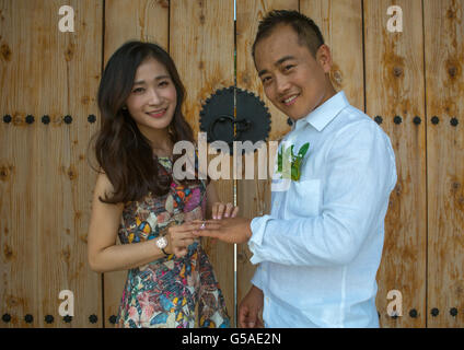 Südkorea, Sudogwon, Paju, Noth koreanischen Überläufer Joseph Park setzen Ehering am Finger von seinem südkoreanischen Verlobte Maschinenbautag Stockfoto