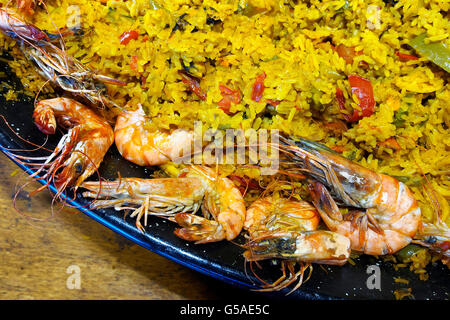 Paella mit Fisch, Meeresfrüchten und Garnelen in eine Suppen-Festival in Triest. Stockfoto