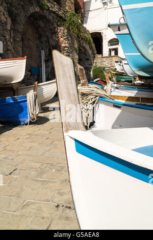 Seile auf dem Boot, Riomaggiore Dorf auf Klippe Felsen und Meer, Seelandschaft in Cinque Terre Nationalpark Cinque Terre, Ligurien Italien Stockfoto