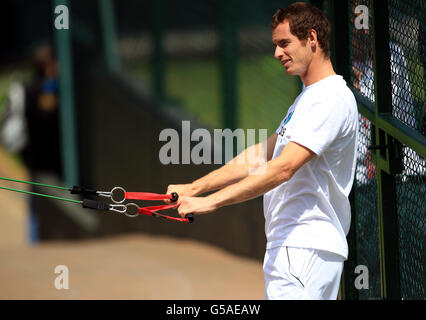 Tennis - Wimbledon Championships 2012 - Tag sechs - All England Lawn Tennis und Croquet Club. Der britische Meister Andy Murray beim Training am sechsten Tag der Wimbledon Championships 2012 im All England Lawn Tennis Club, Wimbledon. Stockfoto