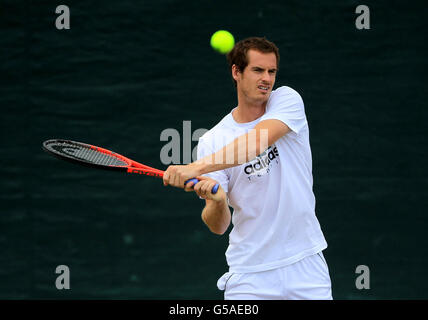 Der britische Meister Andy Murray beim Training am 6. Tag der Wimbledon Championships 2012 im All England Lawn Tennis Club, Wimbledon. Stockfoto