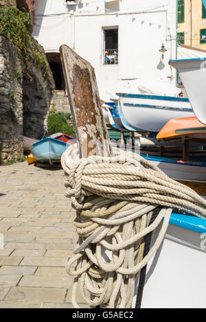 Seile auf dem Boot, Riomaggiore Dorf auf Klippe Felsen und Meer, Seelandschaft in Cinque Terre Nationalpark Cinque Terre, Ligurien Italien Stockfoto