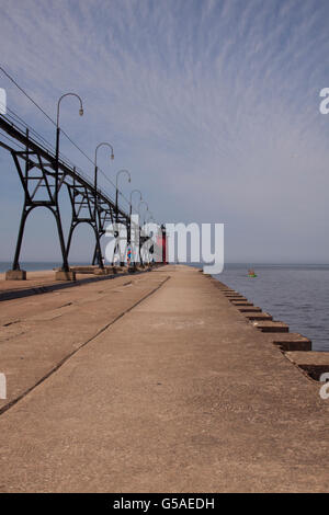 Laufsteg führt zum Leuchtturm von St. Joseph Stockfoto