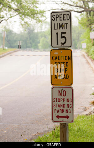 Tempolimit, Speed Bump Ahead und kein halten mehr, keine Stellung, kein Parkplatz-Beschilderung Stockfoto