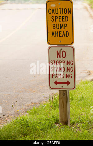 Speed Bump, kein halten mehr, keine Stellung, kein Parkplatz-Schild Stockfoto