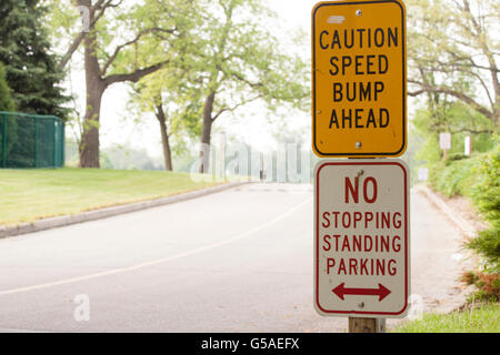 Speed Bump, kein halten mehr, keine Stellung, kein Parkplatz-Schild Stockfoto