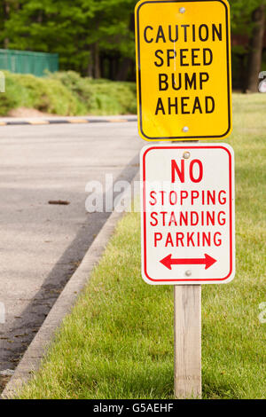 Speed Bump, kein halten mehr, keine Stellung, kein Parkplatz-Schild Stockfoto