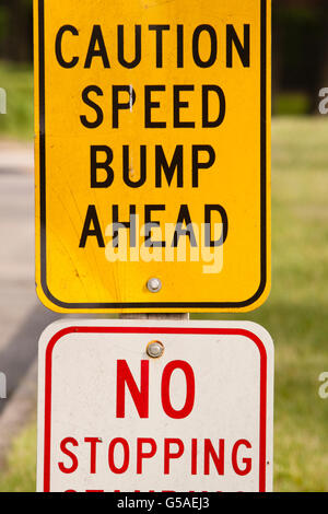 Bodenschwelle voraus, keine Stopp-Schild Stockfoto