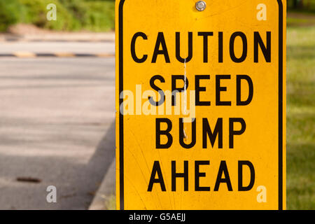 Speed Bump Ahead Zeichen Stockfoto