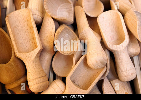 Gruppe von kleinen hölzernen Schaufeln. Auf den Verkauf in einem Straßenmarkt. Stockfoto