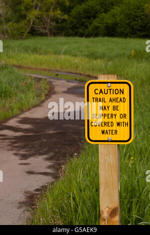 Offensichtliche Vorsicht Schild am Wanderweg Stockfoto