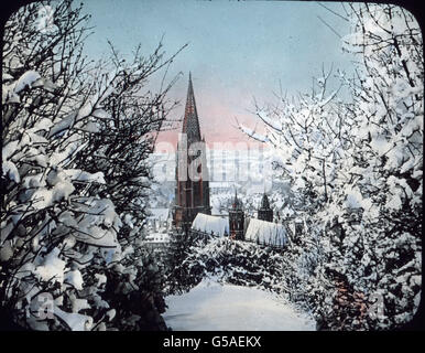 Wie einzigartig schön erscheint der herrliche Münsterturm zu Freiburg im Breisgau, ein Bild, das jedem unvergeßlich bleibt, der es einmal gesehen hat. Das feine Rankenwerk der ungleichmäßig verlaufenen Turmpyramide entfällt gerade in der klaren Winterluft seinen ganzen Zauber. Deutschland, 1910er, 1920er, 20. Jahrhundert, Archiv, Carl Simon, Reise, Geschichte, historische, exquisite Sammlung, Ö Stadt, Münster, Kirche, Kathedrale, Religion, Architektur, Winter, Schnee Stockfoto