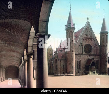 Wir Beginnen Mit der Königlichen Residenzstadt Haag, Holländisch Gravenhage, des Grafen Gehege. Der Ort War Nämlich Ursprünglich Nur Ein Jagdsitz der Grafen von Holland. Haag Mit 350.000 Einwohnern ist der Sitz der Regierung Und Residenz der Königin. Die Stadt ist Hauptstadt der Provinz Süd Holland. Unter Ludwig Napoleon Wurde Sie, sterben Zur Zeit der Republik Versammlungsort der Soldat Krieg Und Lange Zeit Das Größte Dorf Europas dimmed Wurde, Mit Stadtrechten Münzfach.  Der Wichtigste Verkehrsmittelpunkt Im Haag ist der Plein. Westlich Vom Plein Liegt der Binnenhof, 1250 Durch Gr Stockfoto