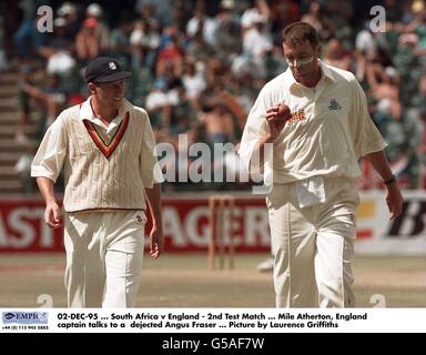 02-DEZ-95. Südafrika gegen England - 2. Testspiel. Mile Atherton, der englische Kapitän, spricht mit einem niedergeschlagenen Angus Fraser. Bild von Laurence Griffiths Stockfoto