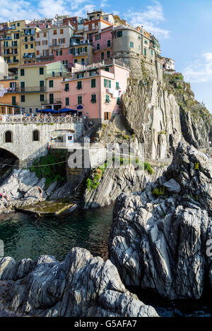 Manarola Dorf auf Klippe Felsen und Meer bei Sonnenuntergang, Seelandschaft in Cinque Terre Nationalpark Cinque Terre, Ligurien Italien Europa Stockfoto