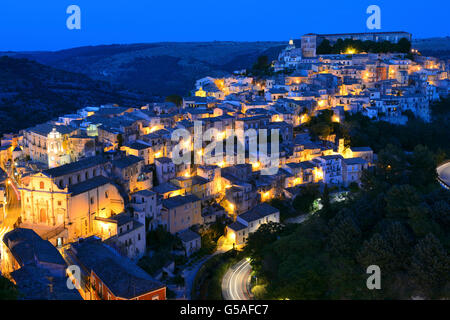 Ansicht von Ragusa Ibla (Unterstadt) von Ragusa Superiore (Oberstadt) - Ragusa, Sizilien, Italien Stockfoto