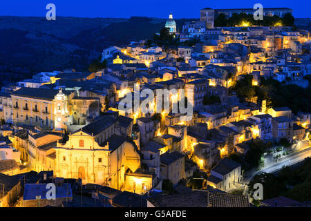 Ansicht von Ragusa Ibla (Unterstadt) von Ragusa Superiore (Oberstadt) - Ragusa, Sizilien, Italien Stockfoto