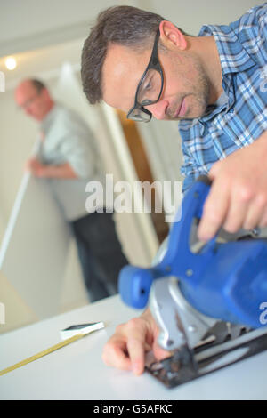 Handwerker mit einer Bandsäge Stockfoto