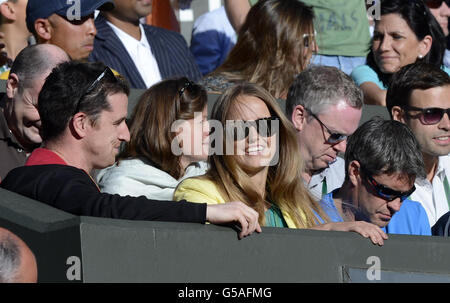 Kim Sears, Freundin des britischen Andy Murray, kommt am 6. Tag der Wimbledon Championships 2012 im All England Lawn Tennis Club in Wimbledon an, um ihn auf dem Centre Court zu beobachten. Stockfoto