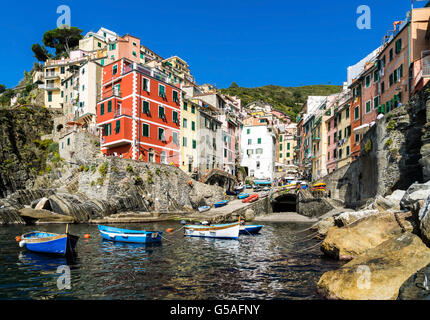 Riomaggiore Dorf auf Klippe Felsen und Meer, Seelandschaft in Cinque Terre Nationalpark Cinque Terre, Ligurien Italien Europa Stockfoto