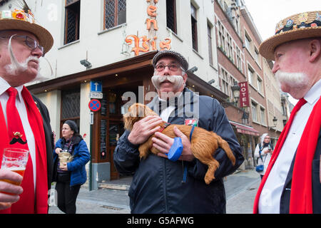 Mann Schnurrbart trägt tragen Tragetasche Hund Arme hand Stockfoto