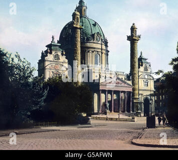 Wien hat 141 Kirchen, auf-130 Römisch-Katholische. Allbekannt aus Tausenden von Abbildungen ist Das Wahrzeichen der Stadt, der Stephansdom. Wir Sehen Hier sterben Merkwürdige Karlskirche. Sie Wurde 1715 Nach Dem Aufhören der Pest Begonnen. Es ist Ein Barockbau Mit Antiken Zutaten. Antik ist Vor Allem die Vorhalle Mit Den 6 Korinthischen collagierte. Eine Nachahmung der Trajanssäule Sindh sterben Breiten 33 m Hohen Glockentürme. Sterben Sie Reliefbilder Zeigen noch aus Dem Leben des hl. Karl Borromäus. Sterben die Kirche Selbst ist Ein Reich Ausgestatteter Kuppelbau von Großartiger Wirkung. Österreich, 1910er Jahre, 192 Stockfoto