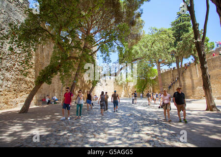 Das Castelo de São Jorge (Saint George Castle) Wände und Touristen in Lissabon, Portugal. Stockfoto