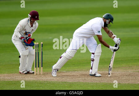 Cricket - Tour Match - Tag zwei - Somerset gegen Südafrika - The County Ground. Der Südafrikaner Hashim Amla wird von Somerset's Jack Leach of für 64 während des Tour-Spiels auf dem County Ground, Taunton, überwältigt. Stockfoto