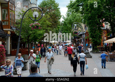 Zakopane, Polen - 15. Juni 2016: Krupowki Straße in Zakopane in Polen. Nicht identifizierte Personen sichtbar. Stockfoto