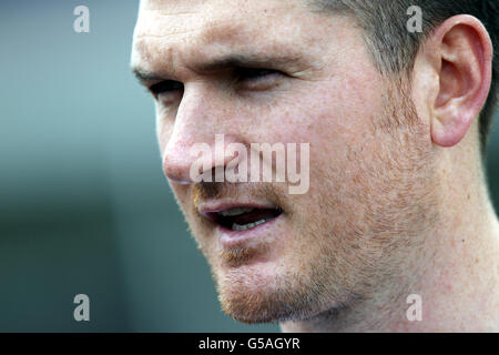 Südafrikas Kapitän Graeme Smith liest eine Erklärung vor, in der er den Ruhestand von Flechtkeeper Mark Boucher während des Tour-Spiels auf dem County Ground, Taunton, ankündigt. Stockfoto