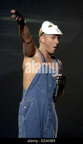 Die amerikanische Rap-Sängerin Eminem tritt während der Brit Awards 2001 auf, moderiert von den SMTV-Moderatoren Ant und Dec, im Earls Court in London. * 21/07/01 Veranstalter des langjährigen Reading Festivals werden es zu einem internationalen Export mit einer US-Version der Veranstaltung von Rapper Eminem headlined machen. Die eintägige Veranstaltung in der Nähe von Philadelphia wird voraussichtlich im nächsten Jahr noch weiter expandieren und eine Reihe von US-Städten besuchen. Die Organisatoren sagen, dass das Reading Festival die besten alternativen, Rock- und Hip-Hop-Acts mit zehn Stunden Aufführungen auf zwei Bühnen bieten wird. Die Mean Fiddler Organisation, die Reading betreibt, Stockfoto