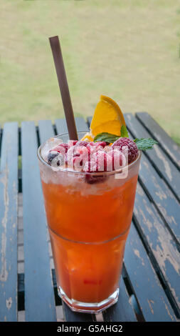 Eis-erfrischender Sommerdrink mit vielen verschiedenen Früchten Stockfoto