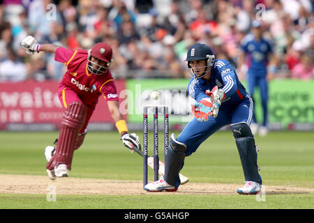 Cricket - NatWest International T20 - England / West Indies - Trent Bridge. Der englische Wicketkeeper Craig Kieswetter will dem westindischen Batsman Dwayne Bravo, der versucht, es nach Hause zu schaffen, auslaufen Stockfoto