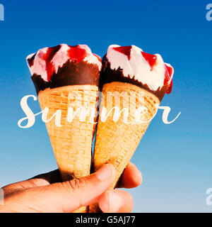 Nahaufnahme eines kaukasischen Jünglings mit etwas Eis in der Hand am Strand und die Text-Sommer Stockfoto