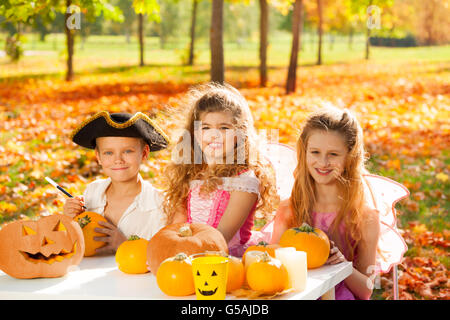 Kinder in Kostümen an Halloween Handwerk Kürbis Stockfoto