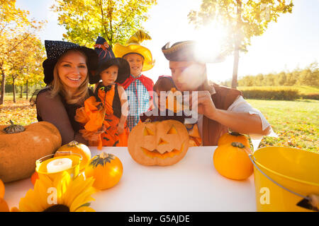 Familie in Halloween-Kostümen fertige Laterne Stockfoto