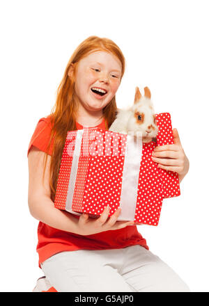 Rotes Haar Mädchen erhalten Kaninchen als Geschenk Stockfoto