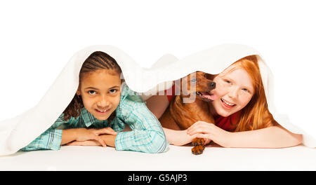 Mädchen schwarz und kaukasischen Unterdecke mit Hund Stockfoto