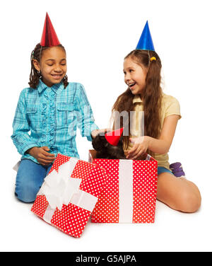 Geburtstagskind voller Freude, ihr Geschenk zu öffnen Stockfoto