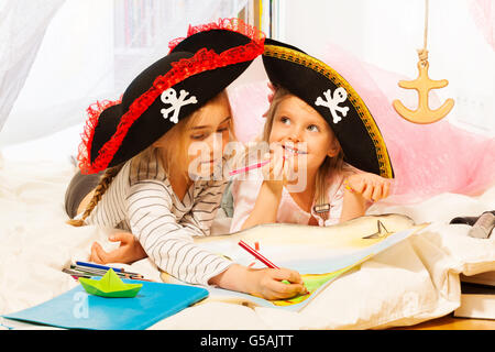 Zwei Mädchen in Tricorns zeichnen die Schatzkarte Stockfoto