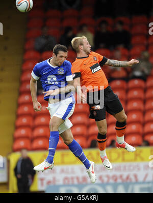 Fußball - vor der Saison freundlich - Dundee United / Everton - Tannadice Park. Evertons Shane Duffy leitet von Johnny Russell von Dundee United während eines Pre-Season Friendly im Tannadice Park, Dundee. Stockfoto