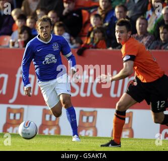 Everton's Phil Neville in Aktion während eines Pre-Season Friendly im Tannadice Park, Dundee. DRÜCKEN Sie VERBANDSFOTO. Bilddatum: Donnerstag, 19. Juli 2012. Siehe PA Geschichte FUSSBALL Dundee Utd. Bildnachweis sollte lauten: Craig Halkett / PA Wire. Stockfoto