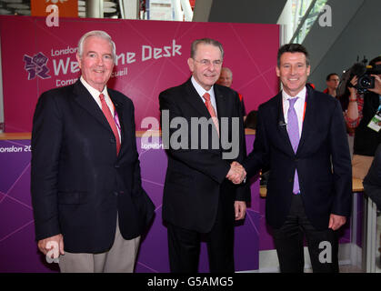 Jacques Rogge (Mitte), Präsident des Internationalen Olympischen Komitees, und Craig Reedy (links) mit Lord Sebastian Coe (rechts) am Flughafen Heathrow. Stockfoto